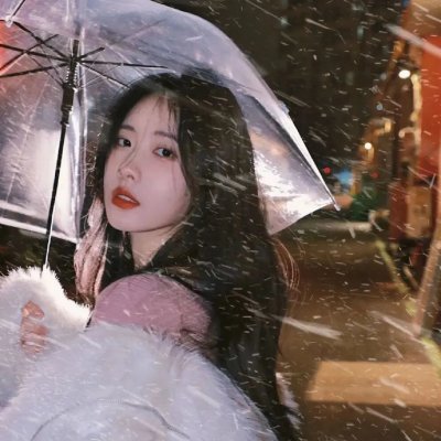 穿黄靴子的女孩